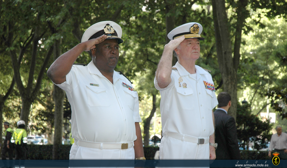 El almirante general Zaragoza Soto (Ajema) y el vicealmirante Mudimu recibiendo honores de ordenanza
